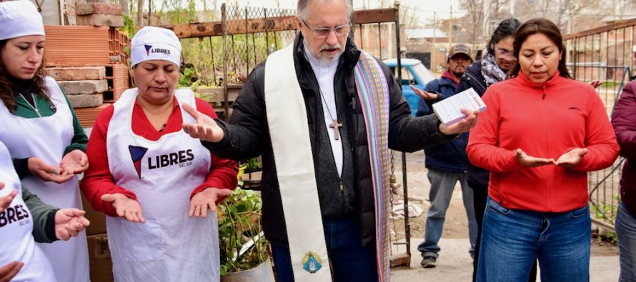 [Neuquén] El obispo Fernando Croxato bendijo un comedor de Libres del Sur.