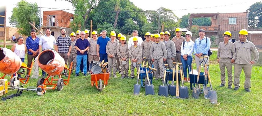 [Chaco] “Nuestro compromiso es generar fuentes de trabajo”. Barrios de Pie construirá un polideportivo.