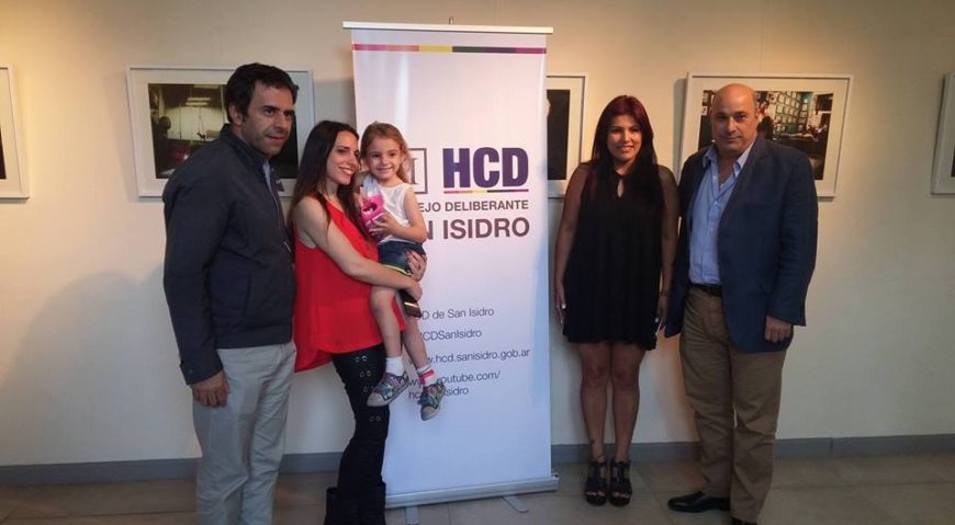 La fotógrafa Val Rossi junto con la concejal Lili Aguirre, el concejal Jorge Álvarez y el presidente del HCD Carlos Castellano, en la inauguración de la muestra.