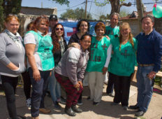 Jorge Ceballos con promotoras de salud en Virrey del Pino