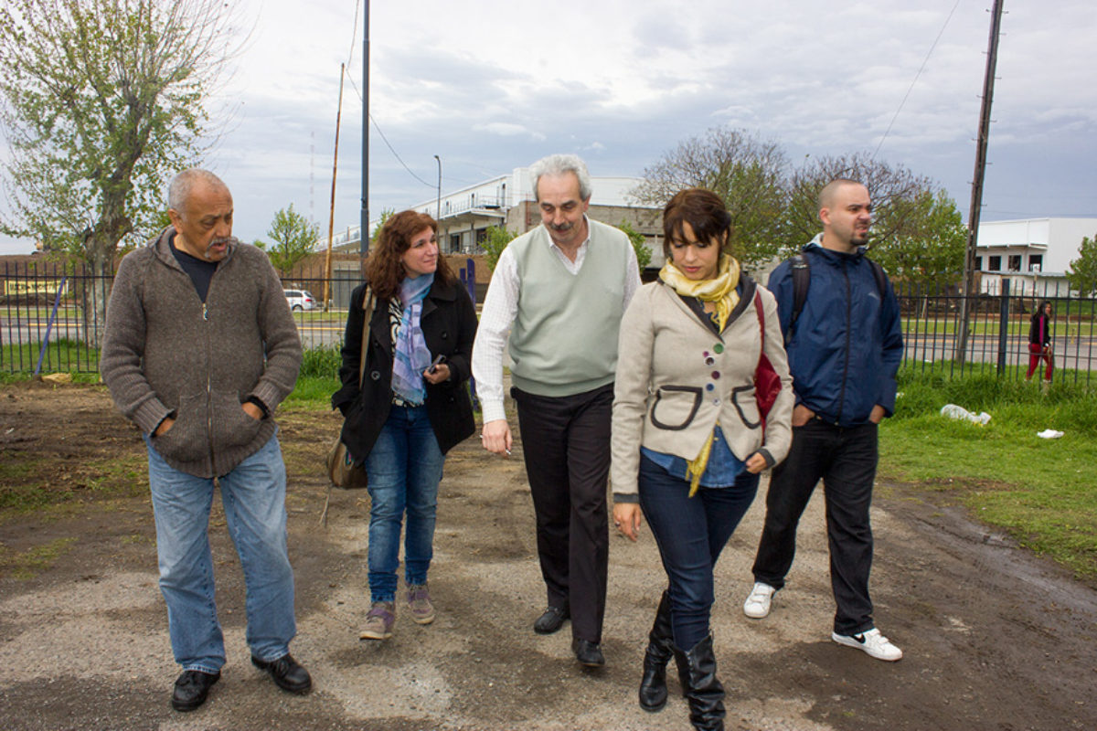 Victoria Donda con vecinos y médicos de Soldati y Lugano