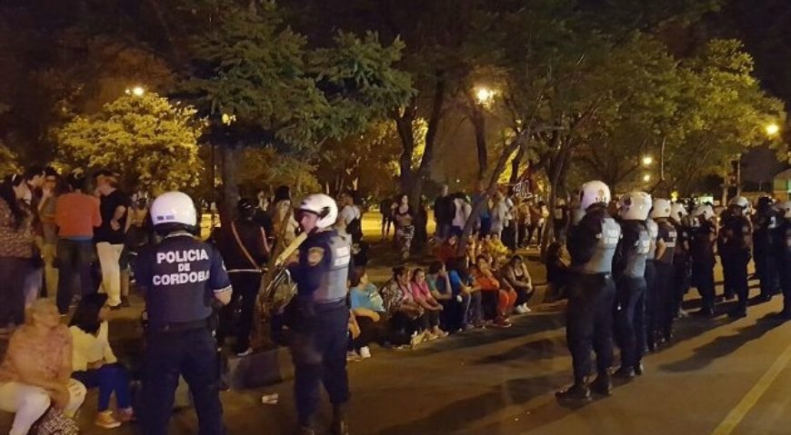 Manifestantes de Barrios de Pie fueron a la Seccional Cuarta a ver a los detenidos.