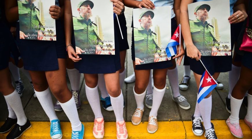 Estudiantes de secundaria esperan a las cenizas de Fidel Castro en Santa Clara, el jueves. Credit Ronaldo Schemidt/Agence France-Presse — Getty Images