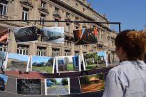 Frente al Teatro Colón, VIAS realizó una expo de fotos del ferrocarril en el interior del país