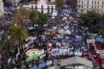 La #MarchaFederal llegó a Plaza de Mayo y reclamó por pan y trabajo