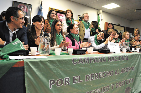 Con los pañuelos verdes al cuello, dirigentes de la Campaña presentaron el proyecto junto a diputados y diputadas.